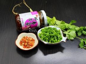 调料准备好，香菇酱，辣椒切碎、香葱、香菜洗净切好；