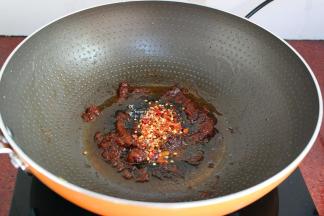 热锅，倒油，放入辣椒、香菇酱煸炒出香味；