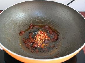 热锅，倒油，放入辣椒、香菇酱煸炒出香味；