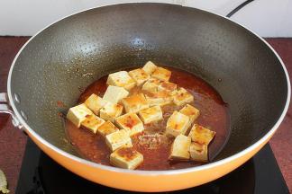 加入生抽、盐煮至入味，生粉勾芡，倒入锅中煮沸；