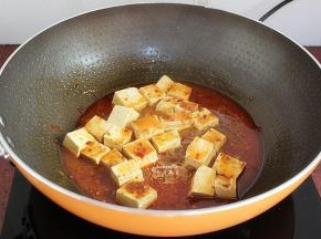 加入生抽、盐煮至入味，生粉勾芡，倒入锅中煮沸；