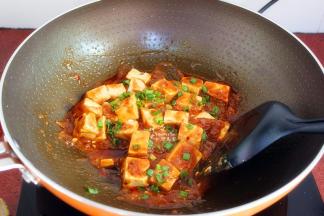 香葱、香葱，放入锅中炒均即可出锅。