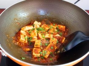 香葱、香葱，放入锅中炒均即可出锅。