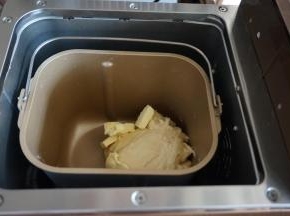 第一次和面结束后，加入切成小块的黄油，继续和面13分钟