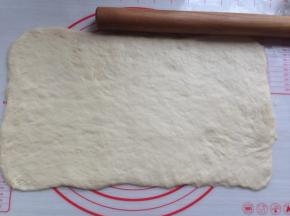 肉桂粉和红糖拌匀备用。将面团擀成大概是36X16CM的长方形，末端压薄