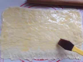 刷一层黄油，末端不刷