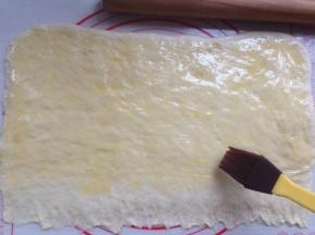 刷一层黄油，末端不刷