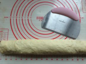 从上往下卷起，粘紧收口处