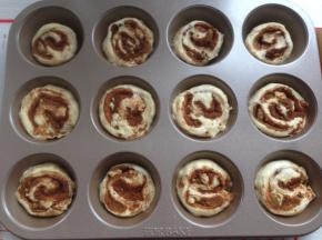 切成12等份。放入12连杯的法焙客蛋糕模具里，用手压扁一下面团