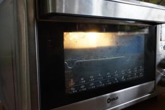 放入东菱K40C烤箱，选择发酵档发酵45分钟（在烤箱内放置一碗热水）