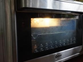 放入东菱K40C烤箱，选择发酵档发酵45分钟（在烤箱内放置一碗热水）