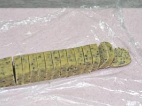 一小时后取出
170度预热烤箱
切成6mm厚一片