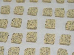 有间隔地排放到烤盘上
入烤箱烤18分钟即可。