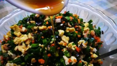 取大碗 将所有食材放在碗中 淋上香油 搅拌均匀