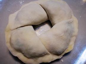 饺子一边压一边 形成圆形方孔铜钱形状