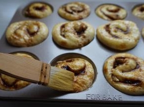 在发酵好的面包坯涂上一层鸡蛋液