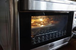 放入已经预热好上火160度，下火170度的东菱K40C烤箱中下层，烘烤13分钟左右（各家烤箱脾气不同，温度仅供参考）