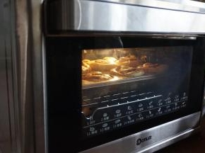 放入已经预热好上火160度，下火170度的东菱K40C烤箱中下层，烘烤13分钟左右（各家烤箱脾气不同，温度仅供参考）