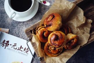 面包烘烤结束，取出晾凉，放保鲜袋保存