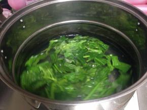 菠菜洗净取叶入开水汆烫至断生捞出过凉