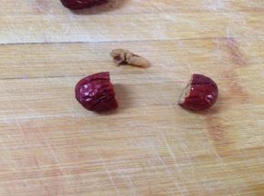 金丝小枣中间切开去核备用