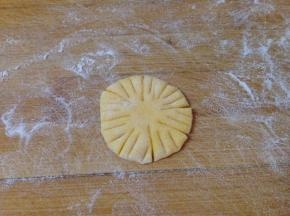在每一份上压出花纹