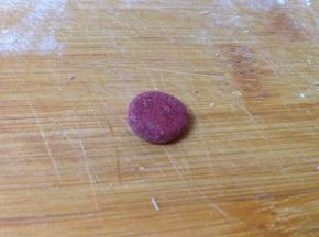 取一点搓成小球压扁作为花心