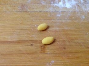 再来做个小蜜蜂，另取黄色约2克搓成长园的小段