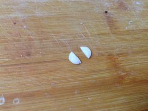 另取2克左右的白色面团搓成小球压扁，中间切开作为蜜蜂的翅膀