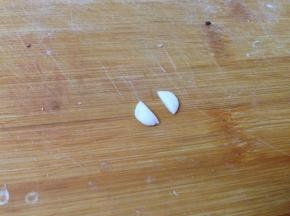 另取2克左右的白色面团搓成小球压扁，中间切开作为蜜蜂的翅膀