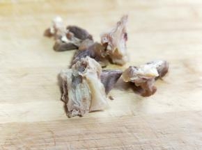 首先将焯水的牛肉切小块。