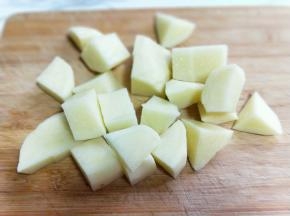 土豆去皮切块。
