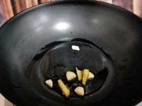 起油锅加入蒜姜煸炒。