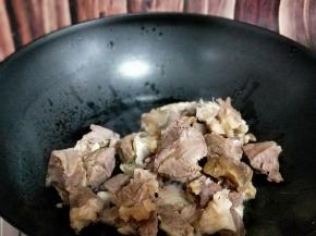 在加入切好的牛肉煸炒。