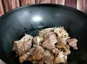 在加入切好的牛肉煸炒。