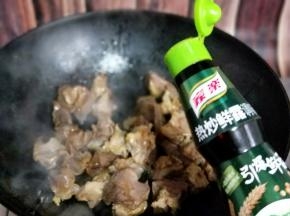 加入热炒鲜露。