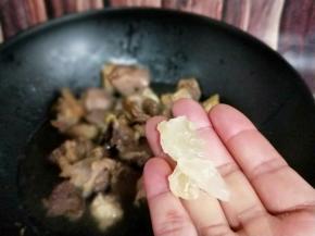 加入冰糖，大火烧开后转小火慢炖约40分钟。