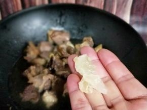 加入冰糖，大火烧开后转小火慢炖约40分钟。