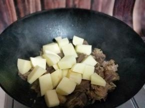 加入土豆块继续炖10分钟即可。