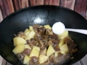 加入盐，小火慢炖5分钟。