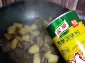 关火加入鸡粉，翻炒均匀即可出锅。