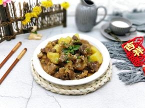 装盘撒上熟白芝麻和葱花。