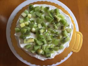 一层抹上奶油放上水果