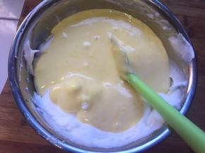 再倒回蛋白盆中，继续搅拌均匀