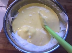 再倒回蛋白盆中，继续搅拌均匀