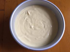 将模具抹干净，面糊倒入模具中，震两下，震出气泡，放入预热好的烤箱中层120度60分钟，