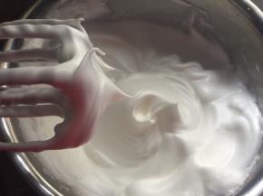 继续高速打发至硬性发泡，拉起打蛋头有直立的小尖