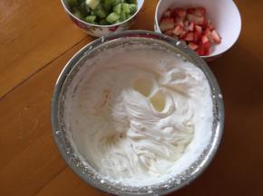 将淡奶油加入白砂糖打发，水果切成颗粒