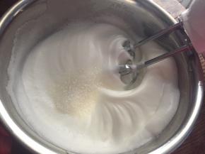 高速打发至有纹路状态，加入最后的白砂糖