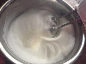 高速打发至有纹路状态，加入最后的白砂糖